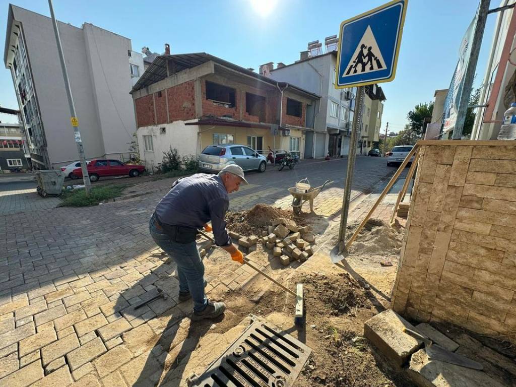 Yaylalı Mahallesi'nde Parke Taşı Döşeme Çalışmaları Devam Ediyor