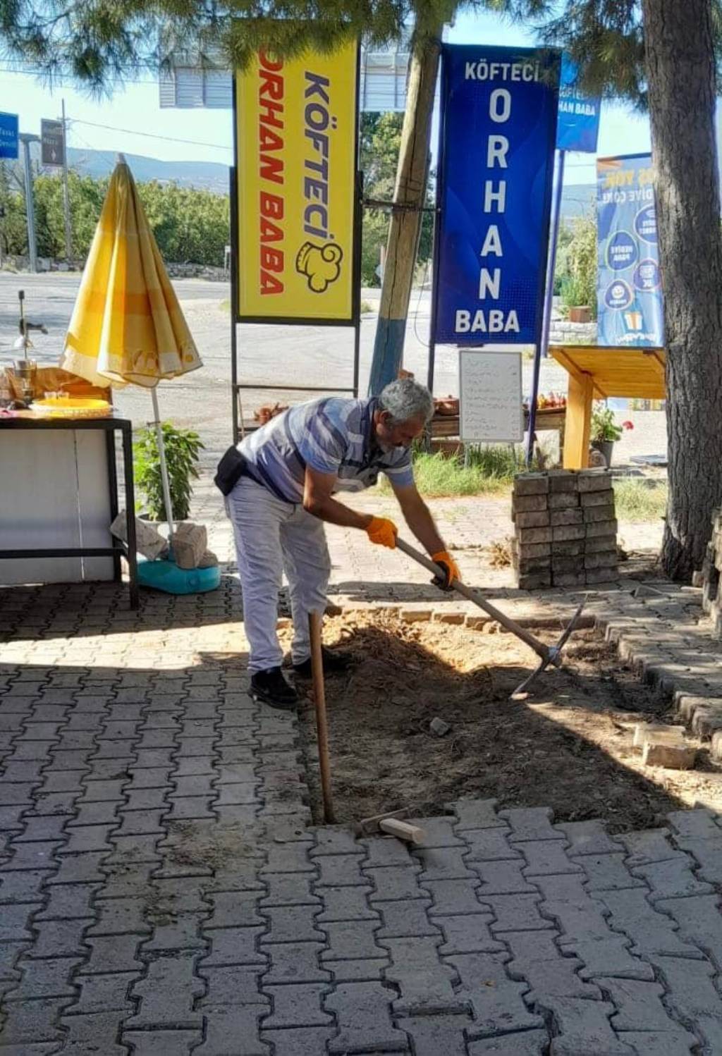 Karacasu Belediyesi'nden Dörtyol Mahallesi'nde Yol ve Kaldırım Bakım Çalışmaları